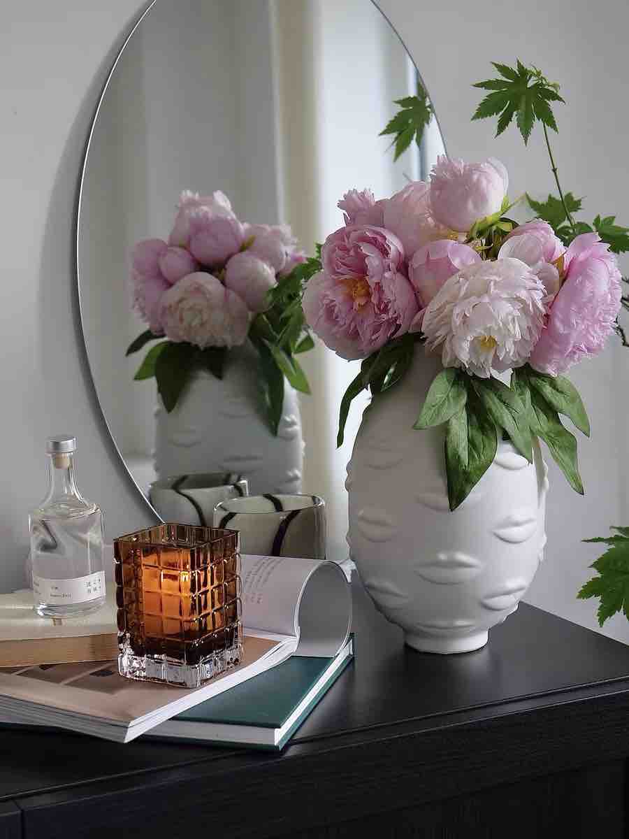 Lip Vase - Modern Abstract Decorative Ceramic Flower Centerpiece Vase