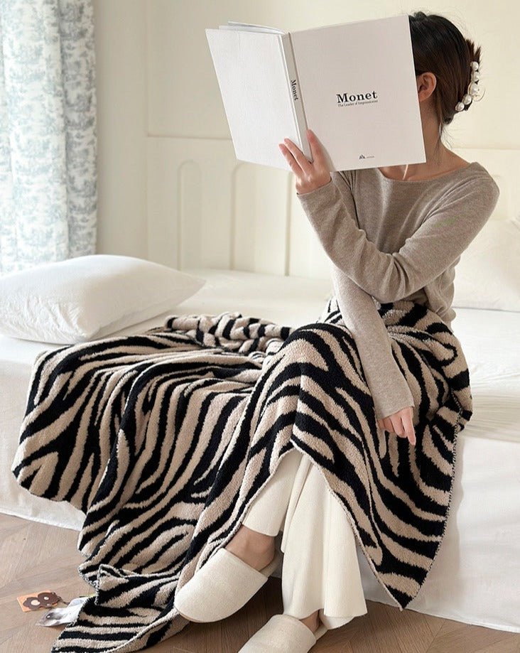 Retro Style Zebra Print Microfiber Throw Blanket - Ultra-Soft & Cozy